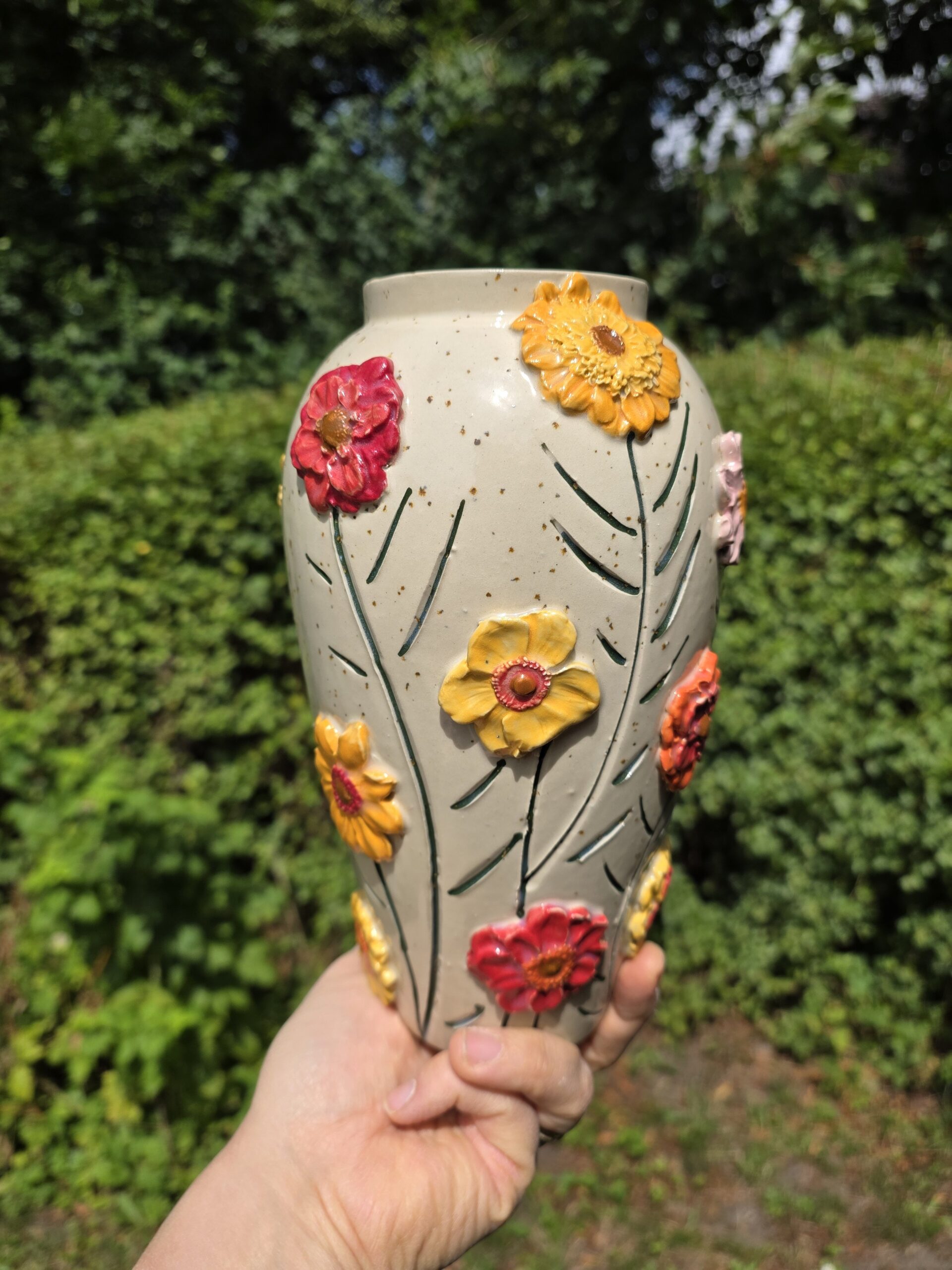 Vase med gule/røde blomster